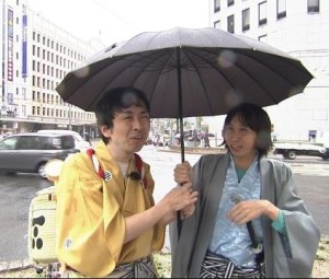 田中さんだけ、雨の日も風の日も、背中に酒樽！ 典拠：www.ent-mabui.jp